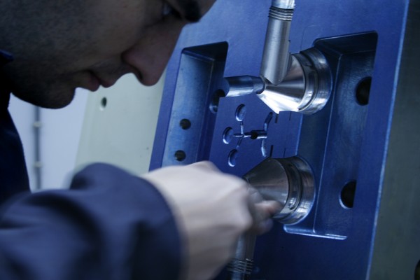 Mantenimiento y reparación de moldes